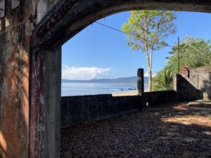 Coiba Blick durch die ehemaligen Gefägnisbauten